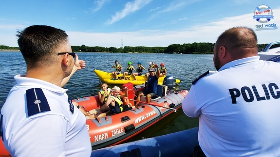 policjanci z patrolu wodnego rozmawiają z dziećmi o bezpiecznym korzystaniu ze sprzętu pływającego