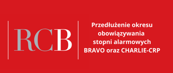 Biały napis na czerwonym tle: RCB. Przedłużenie obowiązywania stopni alarmowych BRAVO oraz CHARLIE-CRP