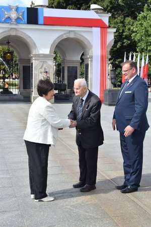 Uroczystości na placu Piłsudskiego z okazji Dnia Weterana Walk o Niepodległość Rzeczypospolitej Polskiej - wręczenie odznaczeń