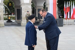 Uroczystości na placu Piłsudskiego z okazji Dnia Weterana Walk o Niepodległość Rzeczypospolitej Polskiej - wręczenie odznaczeń