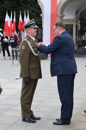 Uroczystości na placu Piłsudskiego z okazji Dnia Weterana Walk o Niepodległość Rzeczypospolitej Polskiej - wręczenie odznaczeń