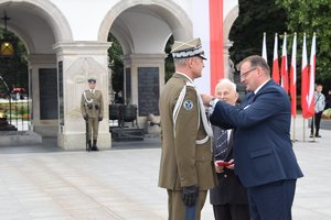 Uroczystości na placu Piłsudskiego z okazji Dnia Weterana Walk o Niepodległość Rzeczypospolitej Polskiej - wręczenie odznaczeń