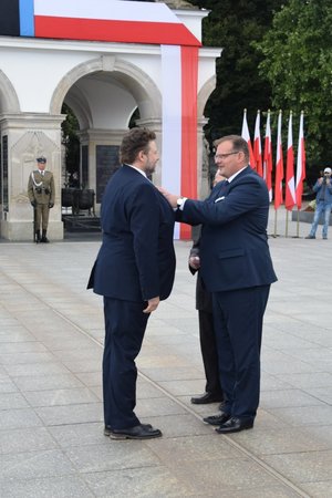 Uroczystości na placu Piłsudskiego z okazji Dnia Weterana Walk o Niepodległość Rzeczypospolitej Polskiej - wręczenie odznaczeń