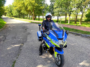 policjant na motocyklu - widok z przodu