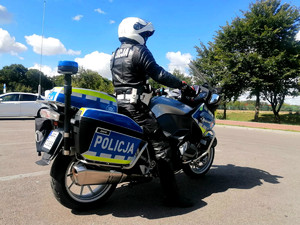 policjant na motocyklu - widok z tyłu