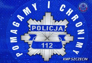 policyjna gwiazda na granatowym tle, wokół napis Pomagamy i chronimy. W prawym dolnym rogu napis: KMP Szczecin
