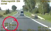 zdjęcie z wideorejestratora przedstawia busa jadącego drogą i przekraczającego prędkość
