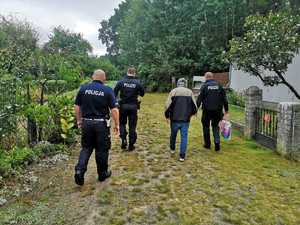 polscy i niemieccy policjanci idą w kierunku lasu