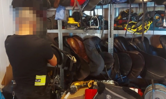 Policjant na tle odzyskanych siodeł