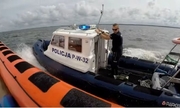 funkcjonariusz policji wodnej na łodzi służbowej