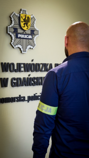 policjant, który zatrzymał złodzieja po służbie widziany od tyłu