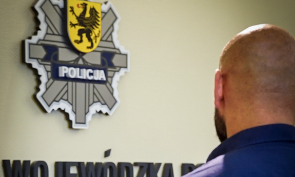 policjant, który zatrzymał złodzieja po służbie widziany od tyłu