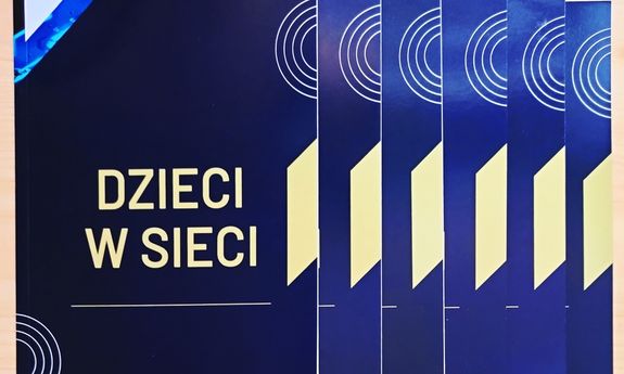 Zdjęcie przedstawia książki pod tytułem Dzieci w sieci. Książki są koloru niebieskiego