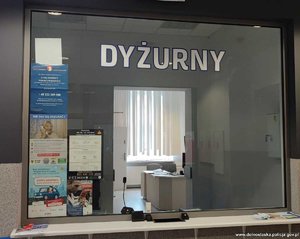 Szyba z napisem Dyżurny