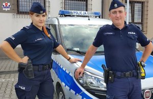 policjanci stojący przy radiowozie