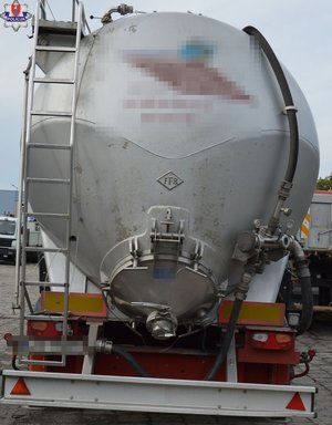 pojazd ciężarowy cysterna, w którym przewożone są artykuły spożywcze