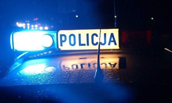 Pora nocna - świecący napis Policja na belce na dachu radiowozu