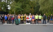 grupa biegaczy przed startem- pamiątkowe zdjęcie