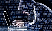 Grafika przedstawiająca mężczyznę w kapturze siedzącego przy komputerze