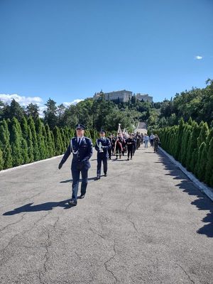 Policjanci idący oddać hołd poległym za wolność ojczyzny