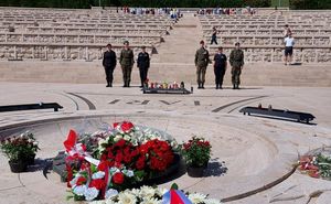 wieniec i kwiaty złożone w hołdzie poległym na Monte Cassino