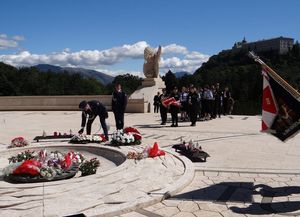 polscy policjanci oddają hołd poległym na Monte Casino