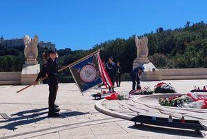 polscy policjanci oddają hołd poległym na Monte Casino