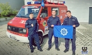 trzej wałbrzyscy policjanci przy samochodzie, którym udali się na Złombol 2022