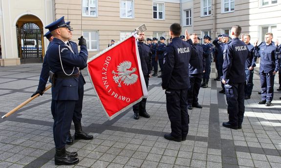 uroczysty moment ślubowania na sztandar