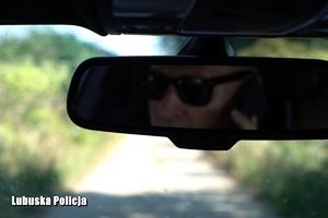 Wizerunek mężczyzny w okularach przeciwsłonecznych odbite w lustrze