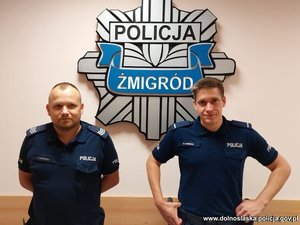 na zdjęciu sierż. szt. Daniel Bogdał i post. Michał Rabiega, za nimi na ścianie wisi gwiazda policyjna