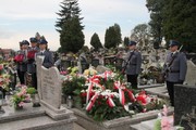 policjanci w mundurach przy grobie na cmentarzu