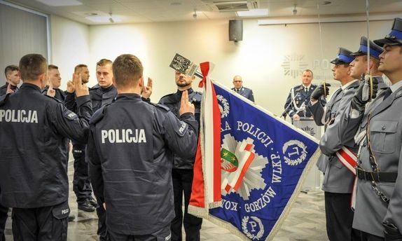 Policjanci składają ślubowanie na sztandar