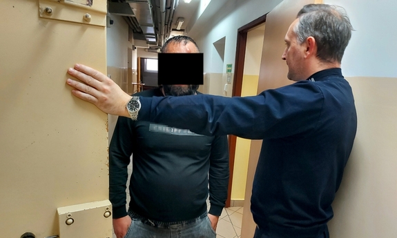 Policjant z zatrzymanym