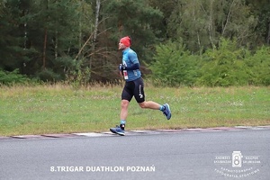 Policjant biegnie w zawodach na Torze Poznań