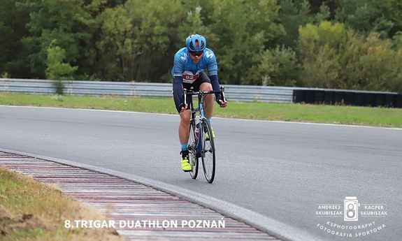 Policjant w wyścigu kolarskim na Torze Poznań