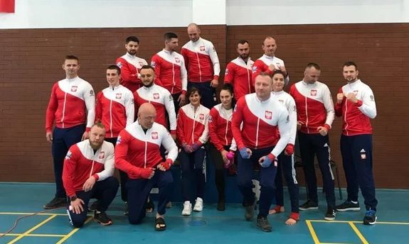 zdjęcie grupowe reprezentacji Policji w kickboxingu