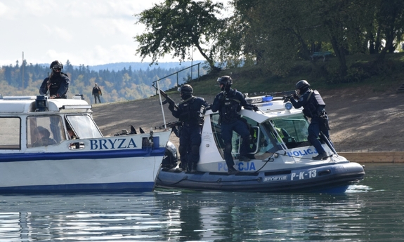 Policjanci podczas ćwiczeń w Polańczyku nad Jeziorem Solińskim
