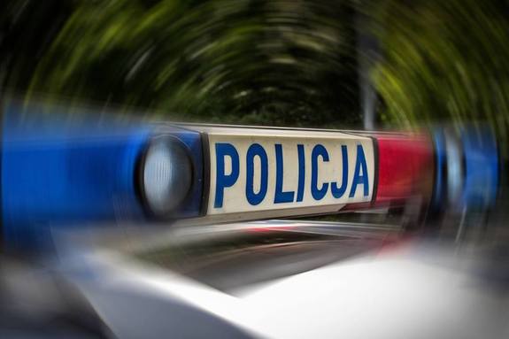 uruchomione światła sygnalizacyjne radiowozu