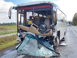 Autobus z uszkodzonym przodem