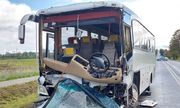 Autobus z uszkodzonym przodem