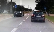 dwa samochody jadące ulicą