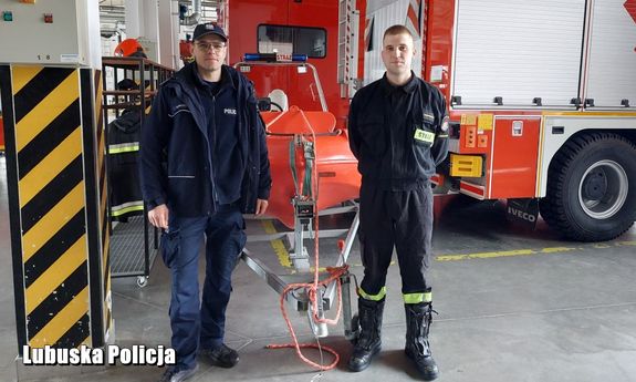 policjant i strażak w remizie