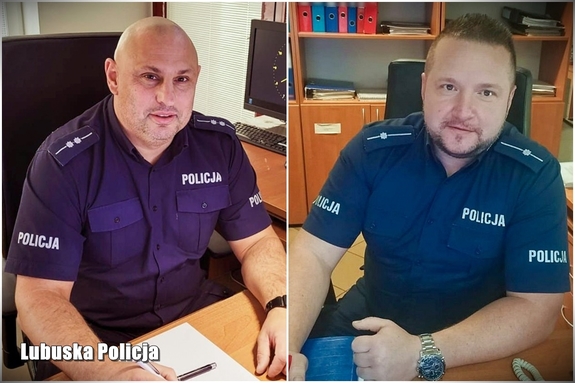 na zdjęciu obydwaj policjanci siedzą przy biurku, jeden z nich trzyma w ręku długopis