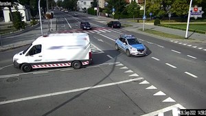 Na zdjęciu widać radiowóz oznakowany który pilotuje auto z rannym dzieckiem do szpitala