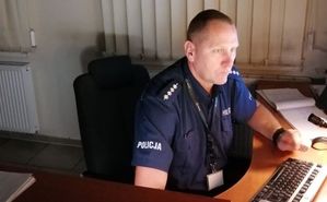 policjant siedzi przy komputerze