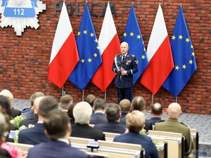 Komendant Główny Policji przemawia do zebranych na sali uczestników uroczystości