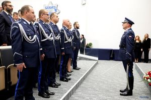 Policjant składa meldunek Komendantowi Głównemu Policji