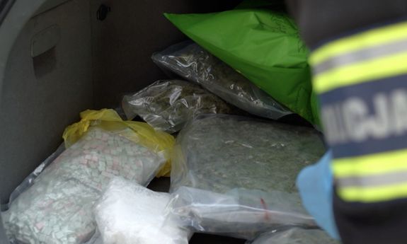 narkotyki w workach foliowych zabezpieczone w bagażniku samochodu