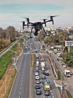 na zdjęciu dron służbowy DJI Matrice 200 unosi się nad miastem